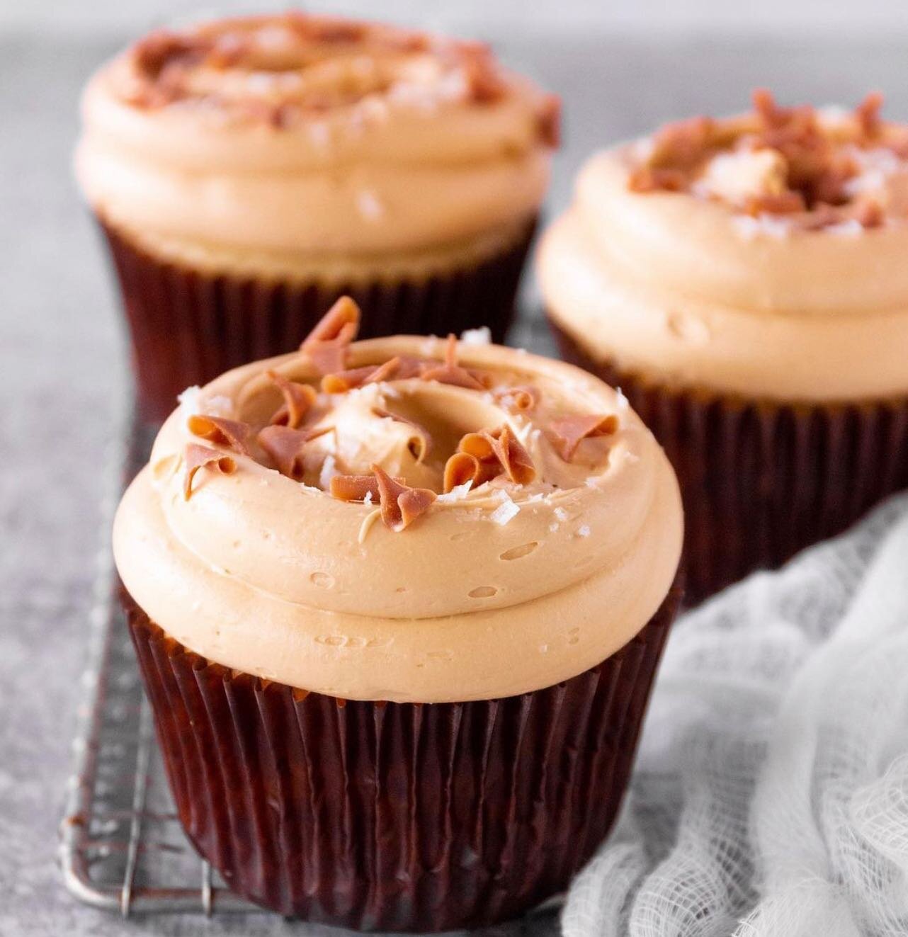 Happy FriYAY! 🥳 Friday&rsquo;s call for celebrations full of allllll the fun foods like this Sea Salt &amp; Caramel cupcake! 🤤 I mean look at all of that deliciousness. Cake, GOOD. Frosting, GOOD. Sea Salt, GOOD. Caramel, GOOOOD! 👍🏼 Comment below