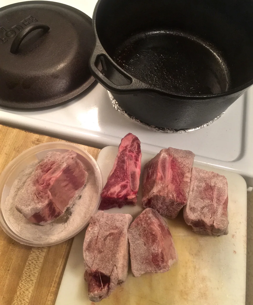 1. Dredge the short ribs in the flour mixture