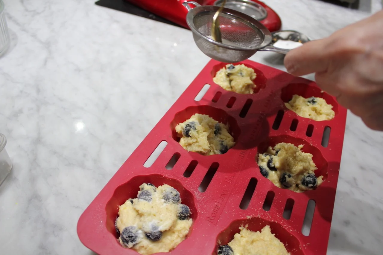 4) Sprinkling nutmeg and sugar on tops