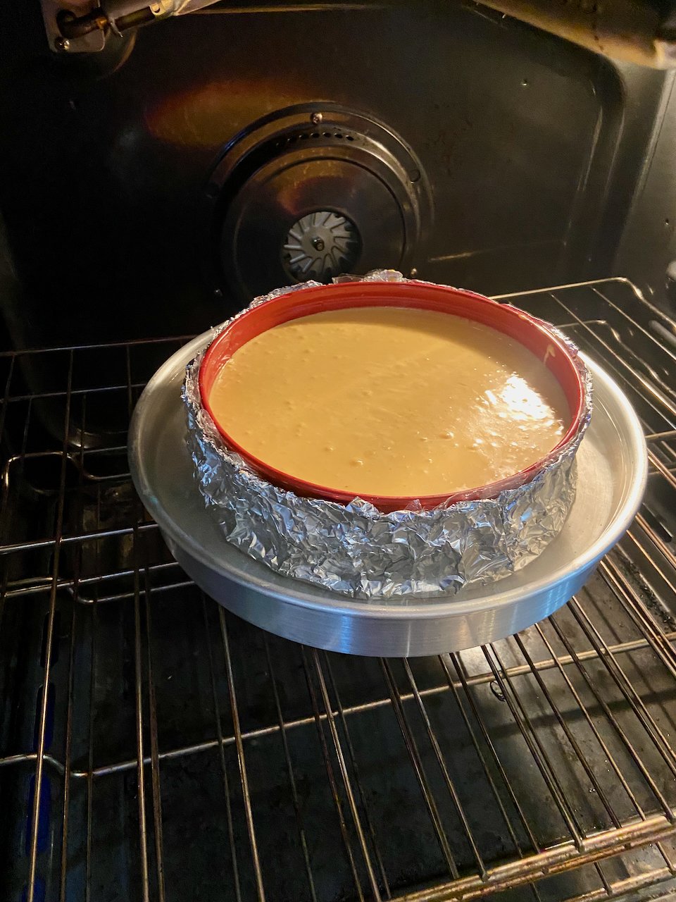 The Perfect Cheesecake Bakeware® Silicone Water Bath Pan Protector 