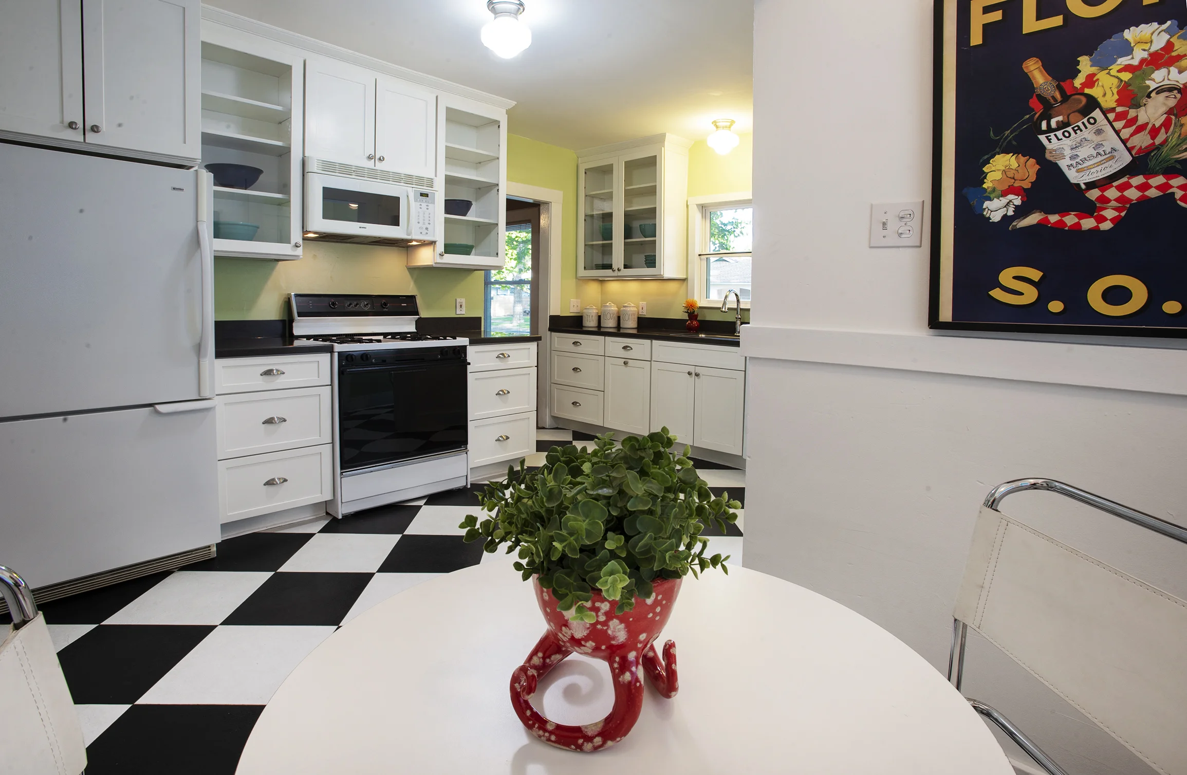 41st Nook to kitchen.jpg