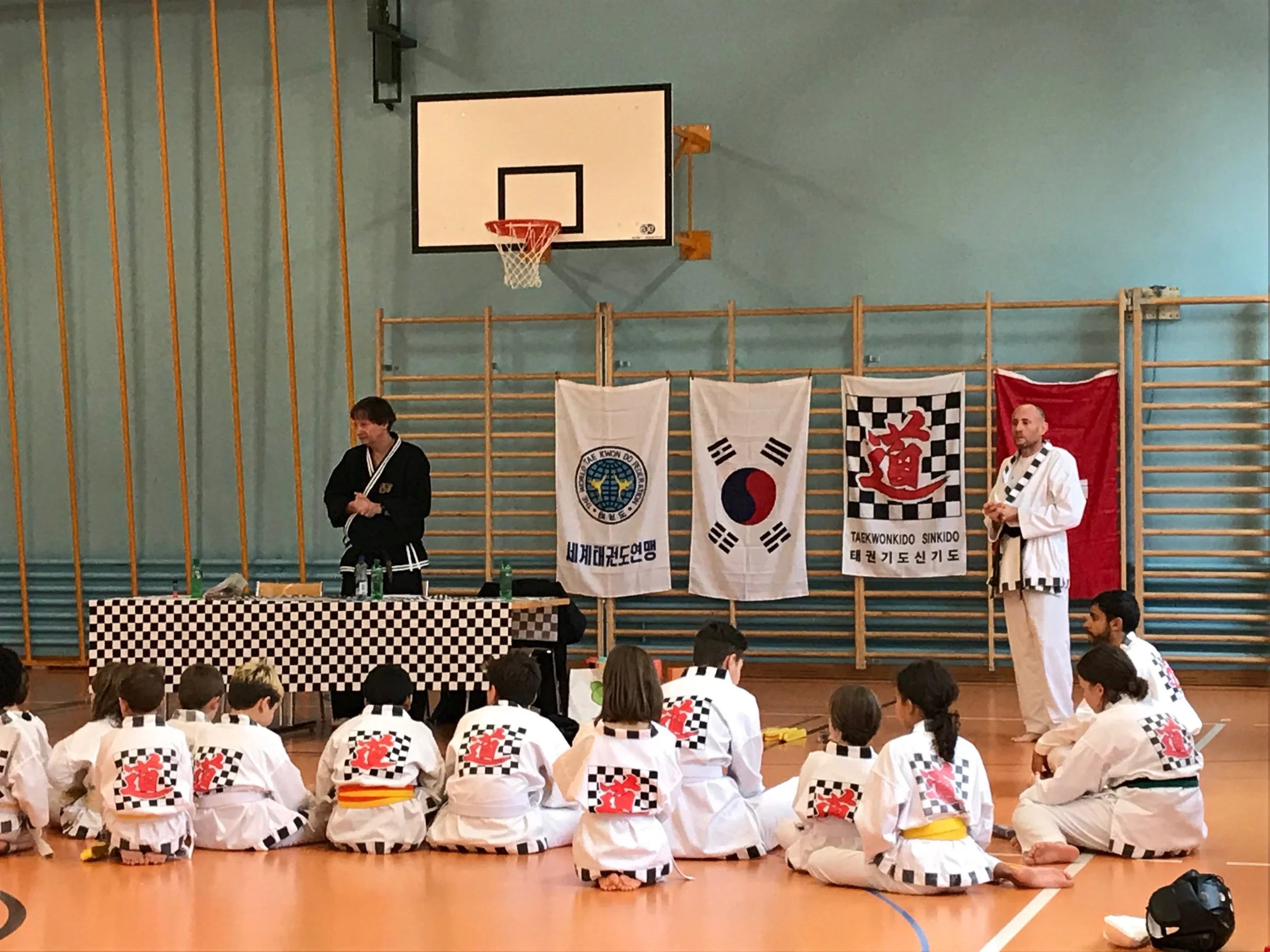 Maître Rémi Mollet und die Taekwondo-Schülerinnen und Schüler von Denis Faure (25. Nov. 2018 im Schulhaus Mühlebach)