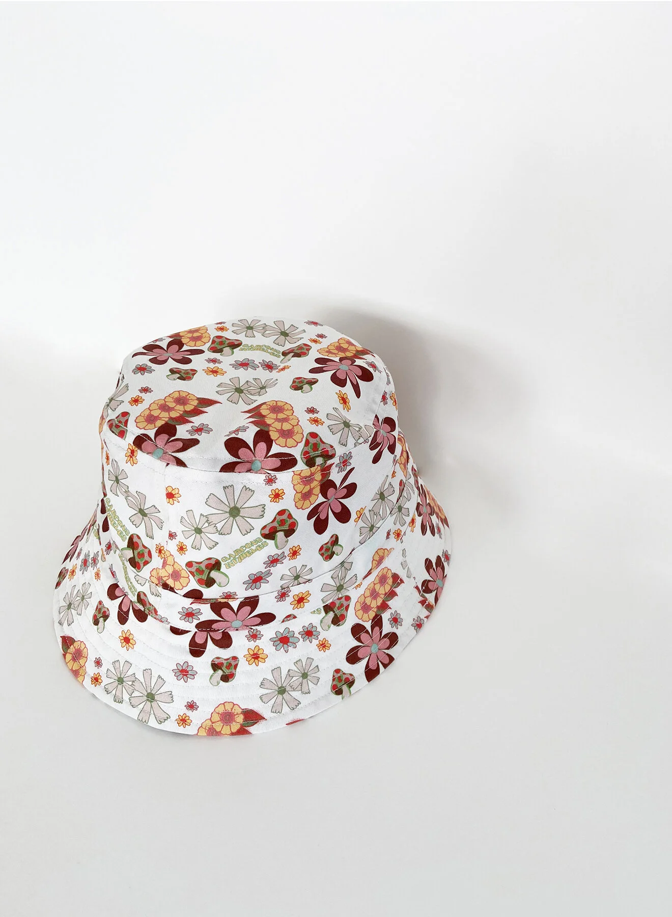 WHITE DAREL BUCKET HAT — GARÇONS INFIDELES