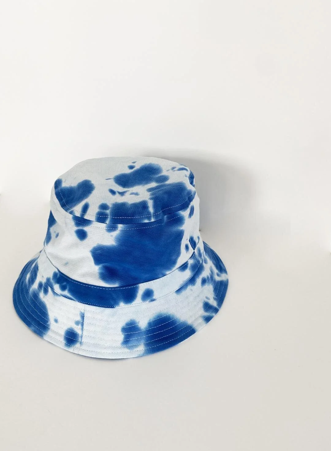 TIE DYE BUCKET HAT — GARÇONS INFIDELES