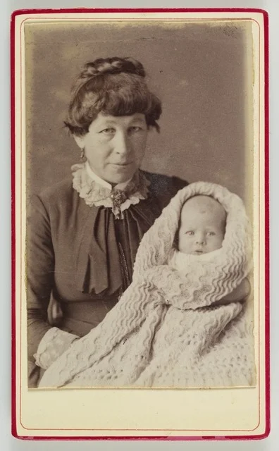 Woman and infant , 1885-1887, Hawke’s Bay, by J. E. & H. Cobb. Te Papa (O.045044)