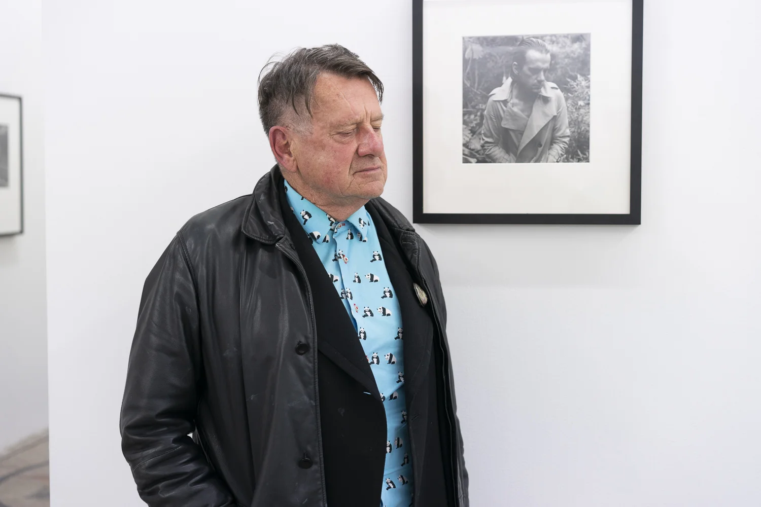 Peter Peryer with one of his best known self-portraits at Bowerbank Ninow, Auckland, 24 May 2018. Photo by Geoff Short.