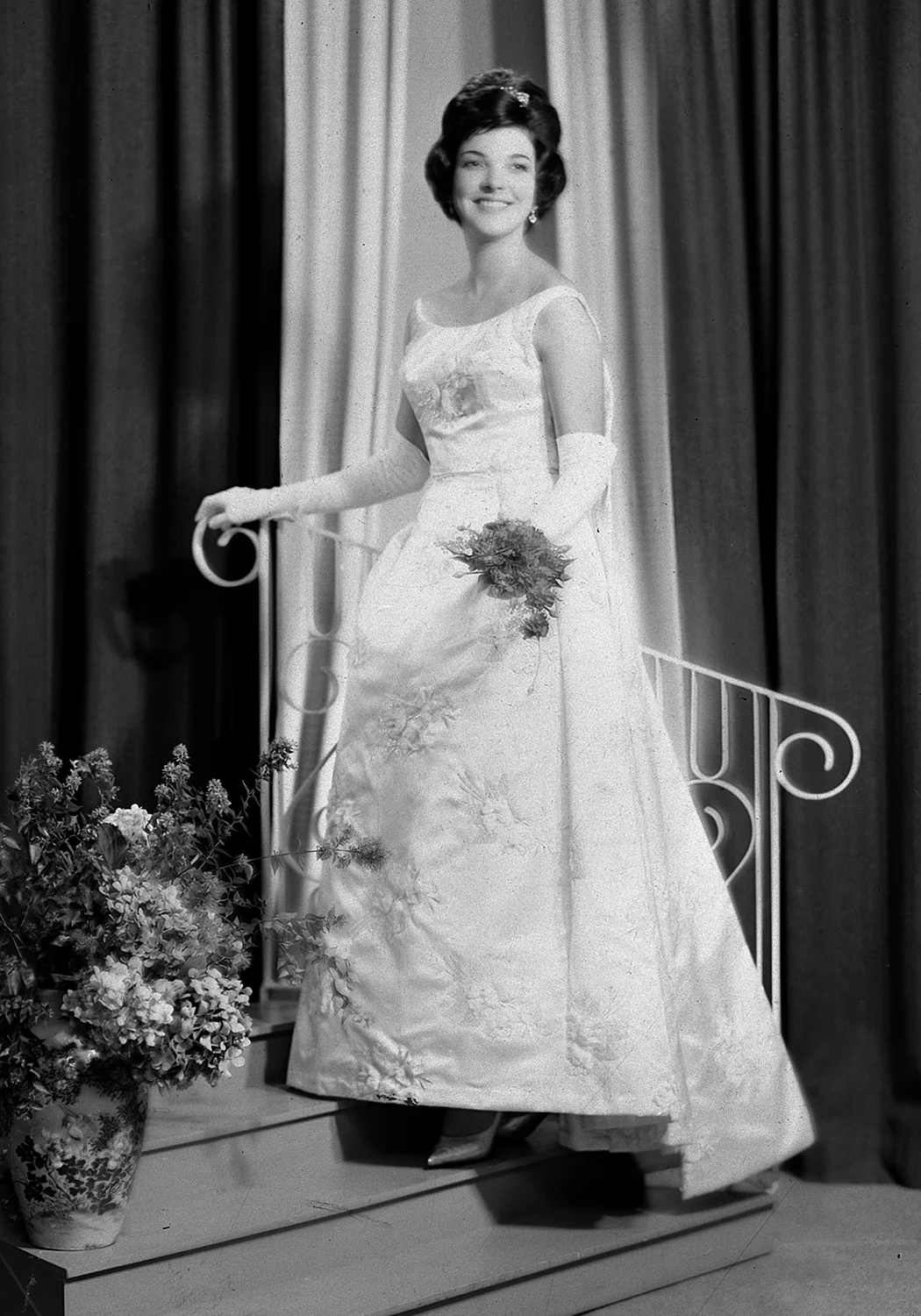 George Nikolaison Gay Phelps (Williams) , 1968 Gay Williams, nee Phelps, is a Wairarapa-born beauty queen, who left the district to study in Auckland. While there in 1965 she became Miss New Zealand, her winning dress being a stunning red gown and cape, now in the New Zealand Museum of Fashion. She spent the next year wearing a woollen wardrobe, helping promote the Woolmark brand. She returned to Wairarapa to marry Tom Williams of ‘Te Parae’ in 1968, and together they raised three children, and countless sheep, cattle, horses and deer.