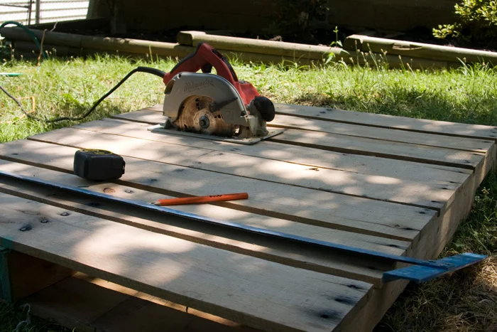 diy-toddler-pallet-bed-03.jpg