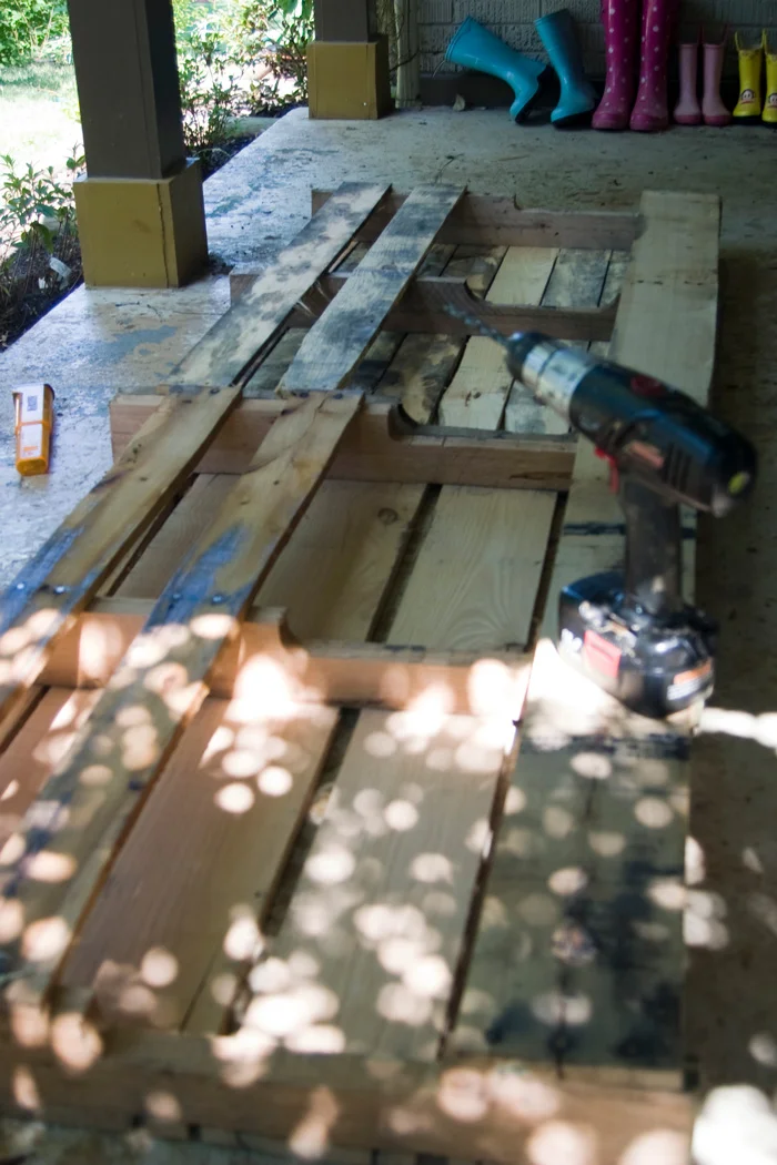 diy-toddler-pallet-bed-05.jpg