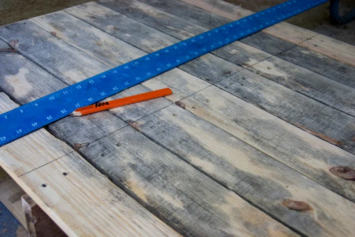 diy-toddler-pallet-bed-07.jpg