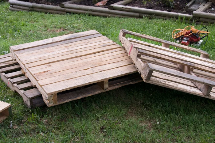 toddler-pallet-bed-2-complete.jpg