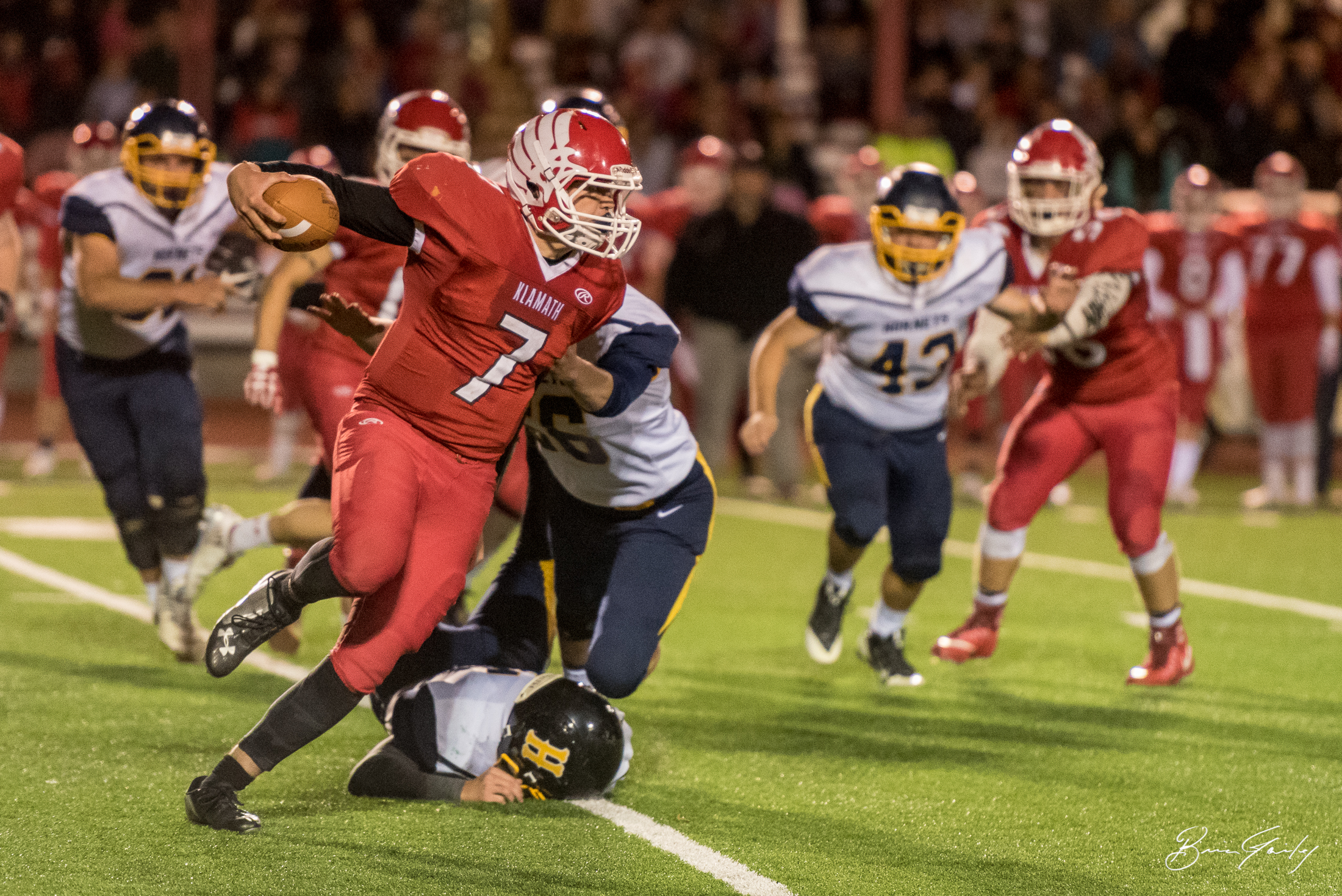  The starting QB for Klamath Union #7, Izak Peterson keeps the ball on this play and scrambles for a first down.&nbsp; 