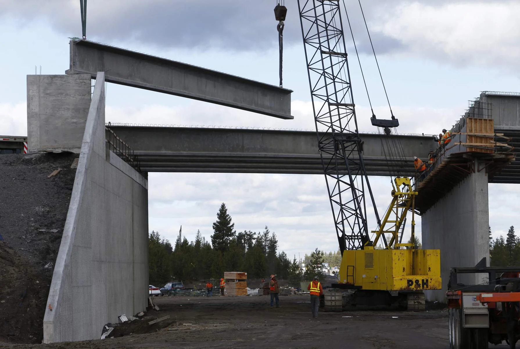 In November 2016, cranes lowered this beam into place for the planned U.S. Highway 97-Wickiup Junction bridge in La Pine. Sinkhole issues forced the Oregon Department of Transportation to halt construction. Now the state is abandoning the project. (Joe Kline/Bulletin file photo)