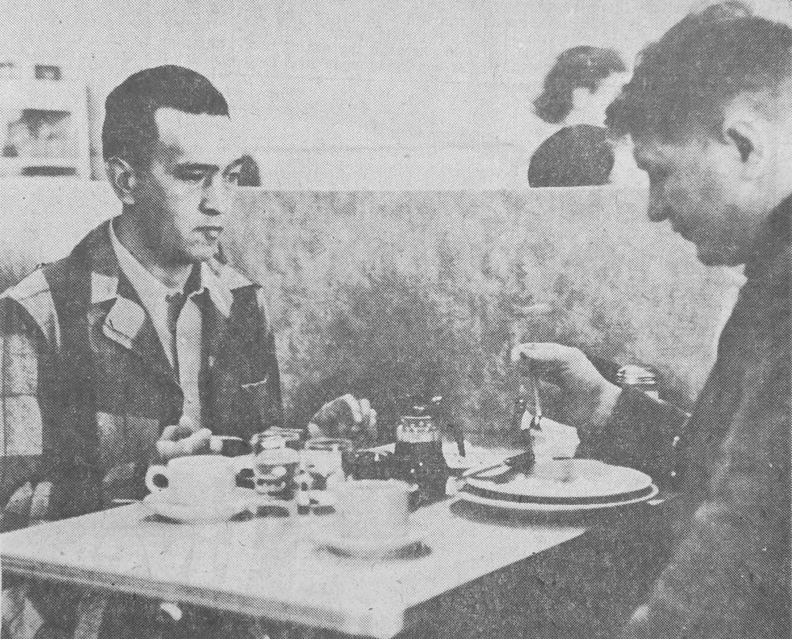 James Q. Anderson, left, one of Klamath County’s most notorious criminals in the 1950s, is seen eating breakfast with Sheriff Murray “Red” Britton in this 1955 newspaper photo. (Klamath County Museum)