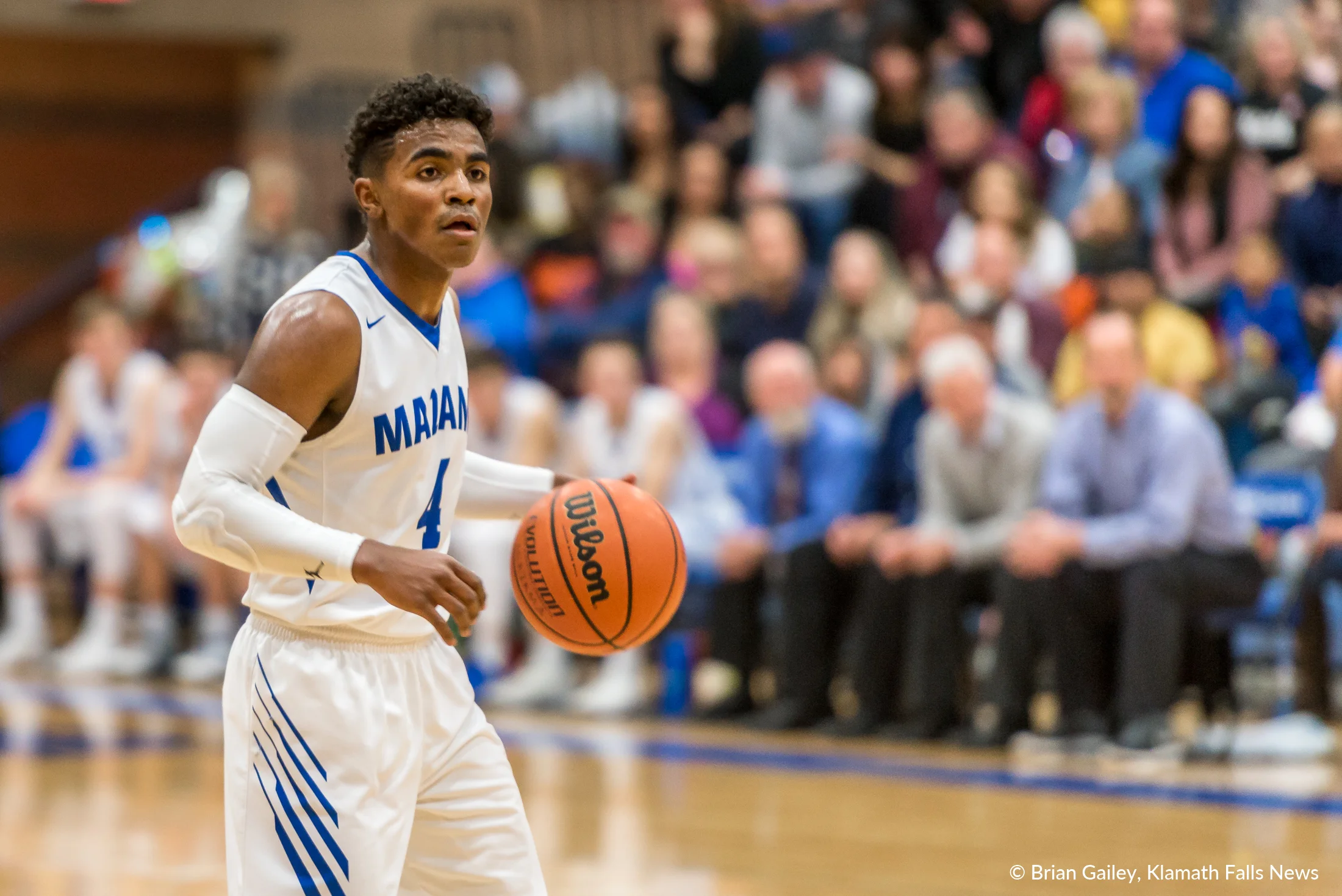 Henley vs Mazama Boys Basketball, cross town & conference rivals. Mazama wins 54-49, and finishes the season 10-0 to become Skyline Champs. February 16, 2018. (Brian Gailey)
