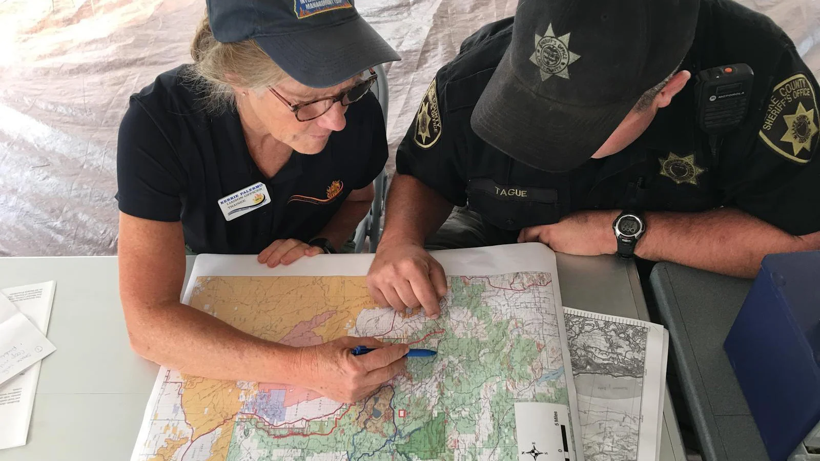 Team Liaison Officer and Lake County Deputy Sheriff working on evacuation orders. Watson Creek Fire (Inciweb)