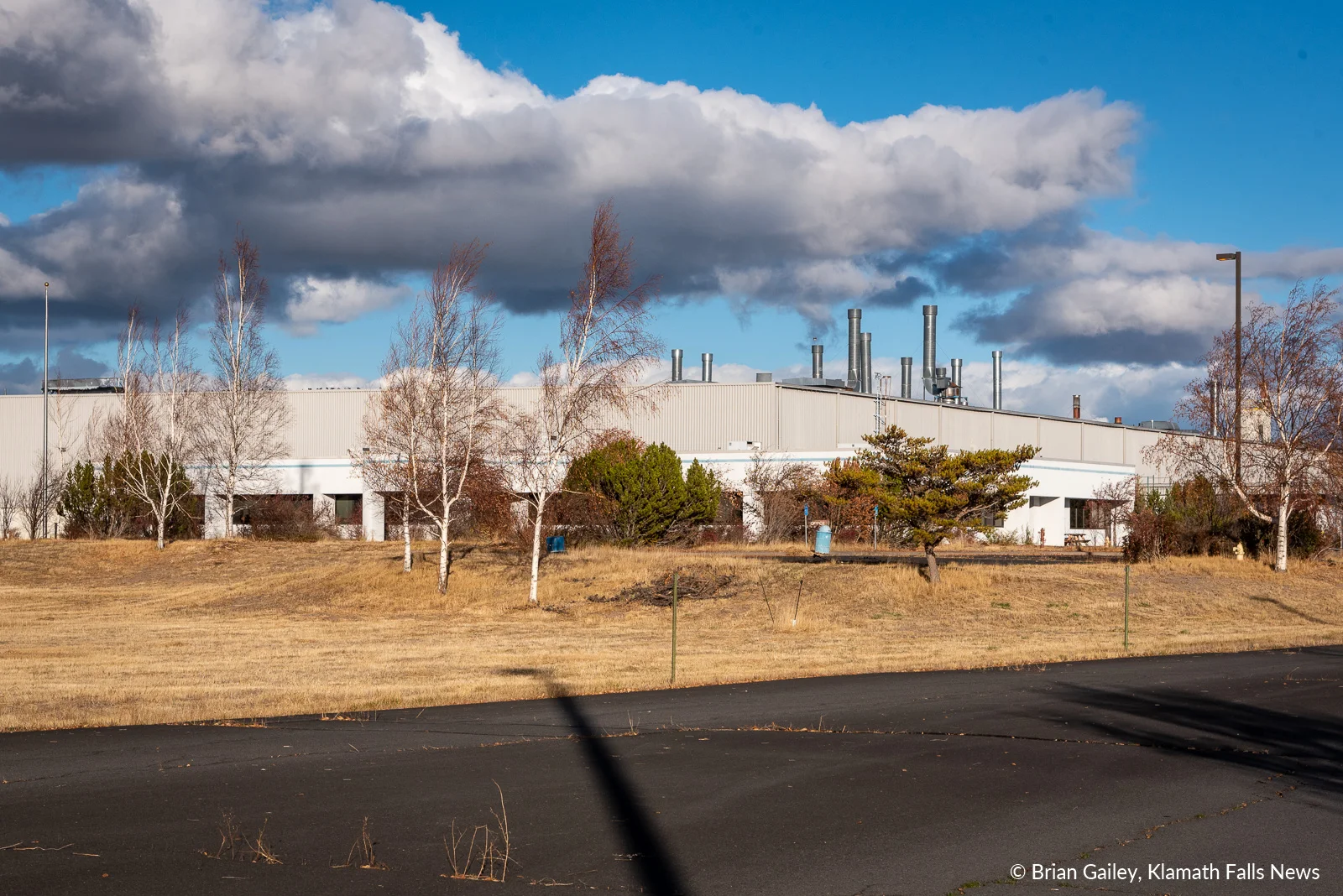 The Aqua Glass building has sat vacant for 6 years prior to today’s announcement of American Garden Perlite purchasing the facility in Klamath Falls, Ore. October 29, 2018 (Brian Gailey)