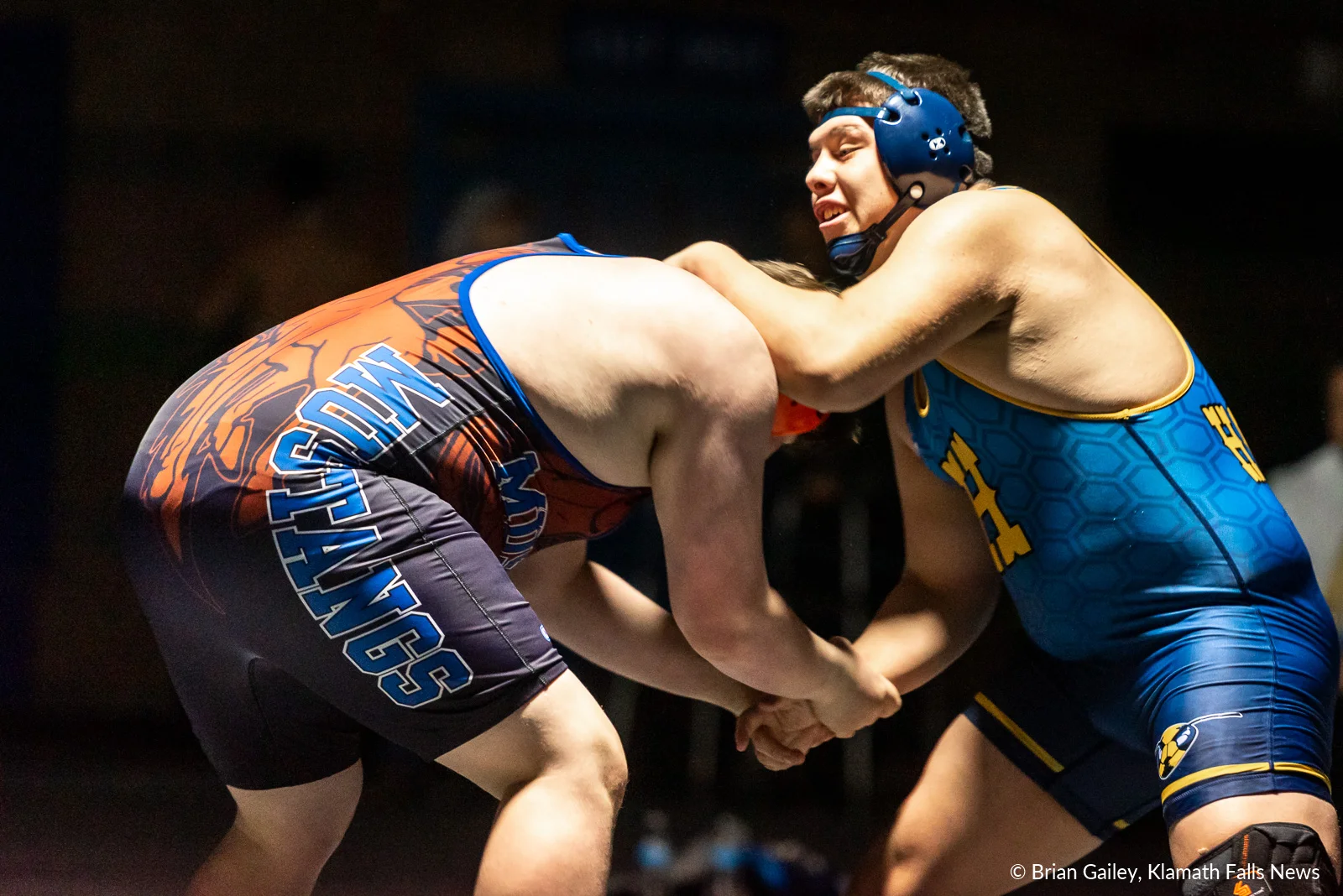 Championship match 285 weight class. Mikey Sierra (Henley) grapples Christpoher Woods (Hidden Valley). Sierra wins by pin. February 9, 2019 (Image by, Brian Gailey / Klamath Falls News)