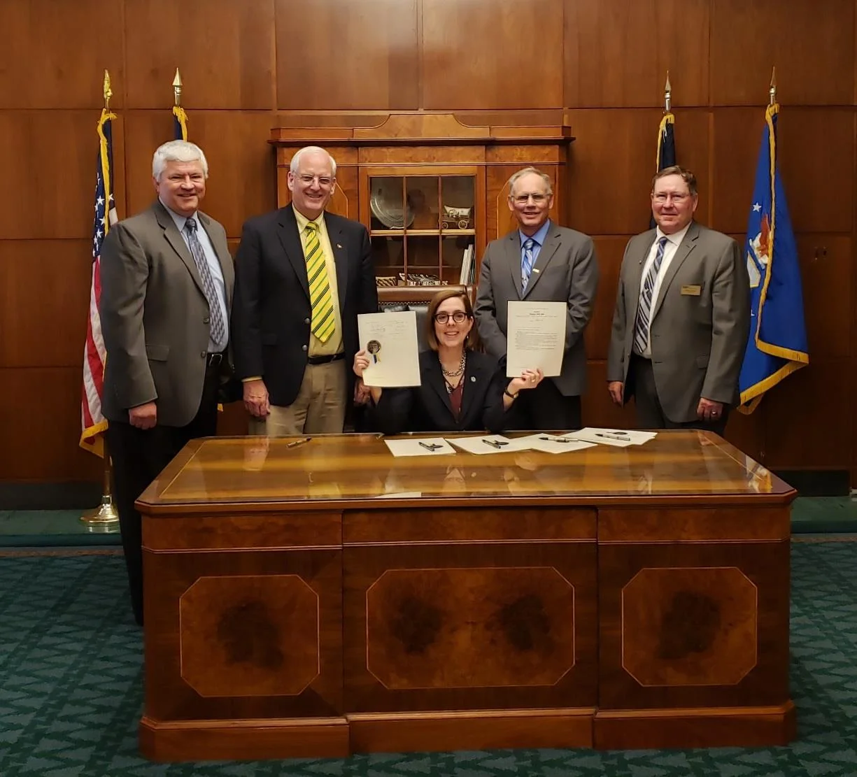 Senator Hansell and Members of the Wheat Growers League with Governor Kate Brown.