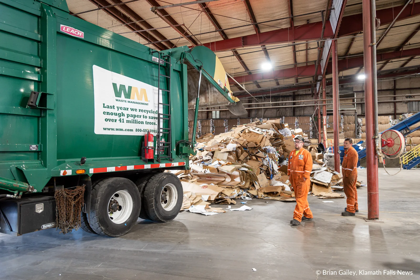 Sorting line keeps curbside recycling in Klamath Falls [VIDEO]