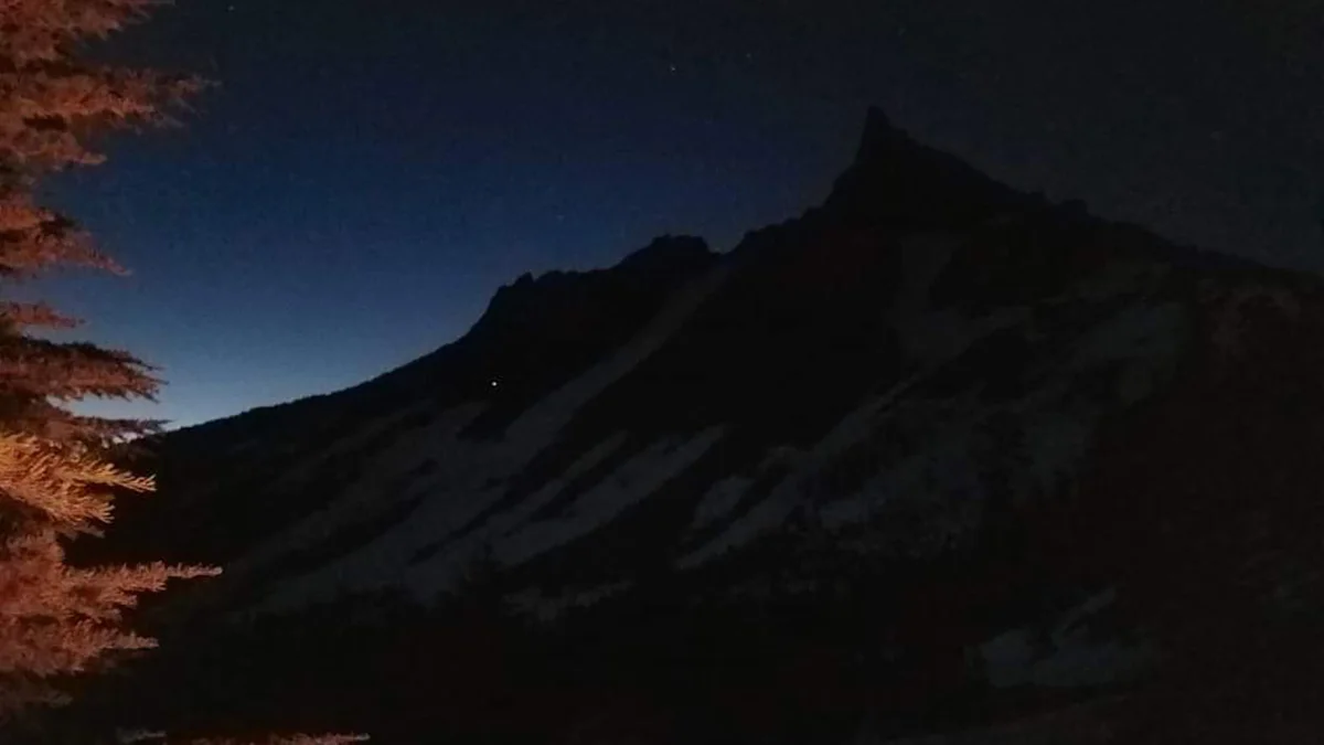 A small light is seen shining from the hikers toward Search and Rescue Members (DCSO)