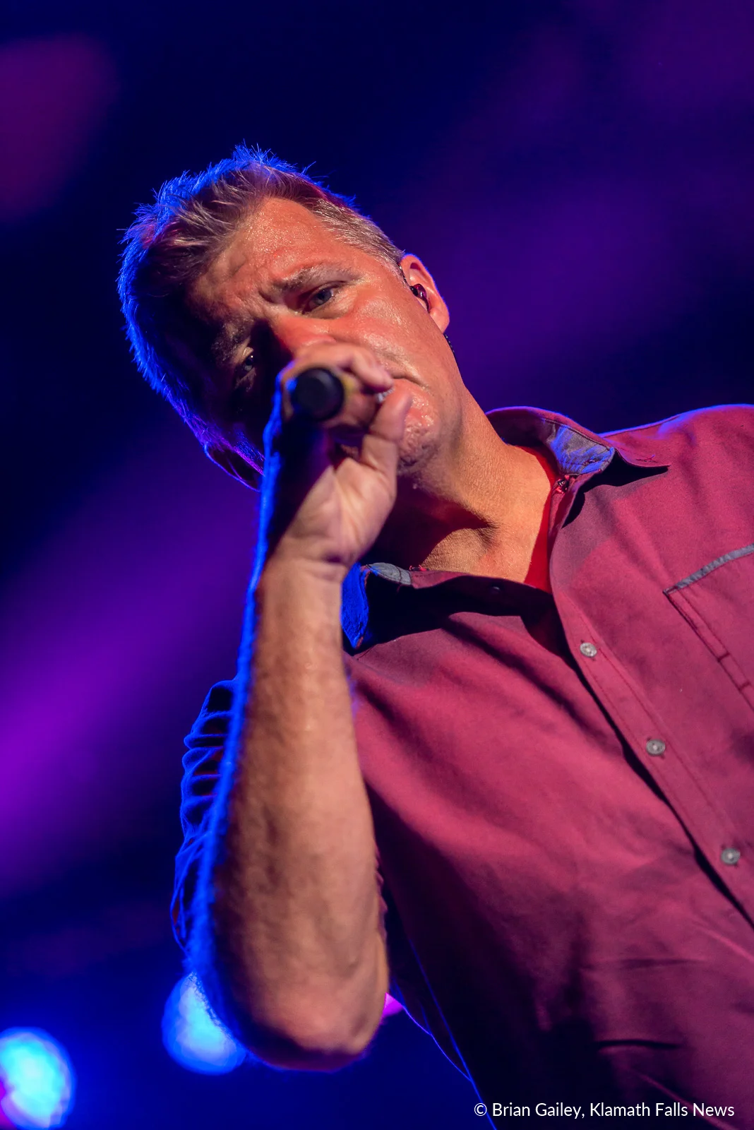 Lonestar’s Richie McDonald performs for the 2019 Klamath County Fair. August 3, 2019. (Image, Brian Gailey / Klamath Falls News)