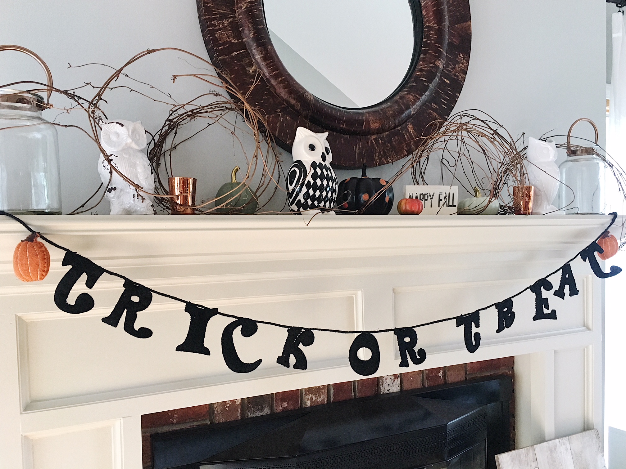 halloween mantel.JPG