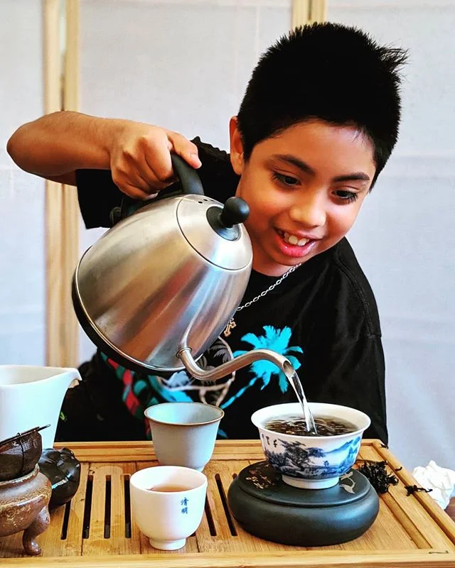 Tea parties ain't just for girls / the elderly :) #tea #cha #teatime #oolong #summer #picoftheday #photooftheday #kids #drinks #cute #water #gooseneck #pourover #monday #mondaymotivation