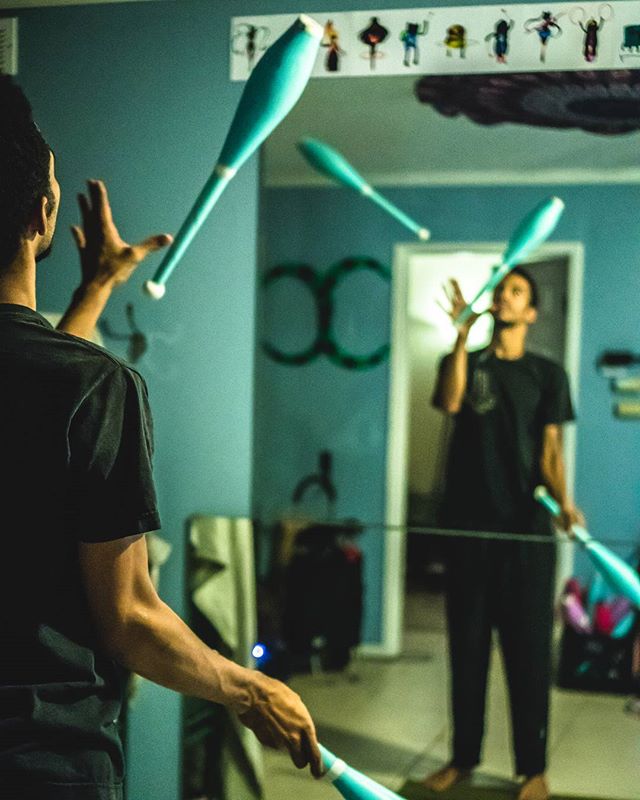 Practice makes perfect.
📷@matsumotofoto
#sony #sonya6300 #sonya6500 #sonya6000 #photography #lowlight #35mm #instashot #juggling #malabares #cirquephoto #cirquebishop #cirque #practice #mirror