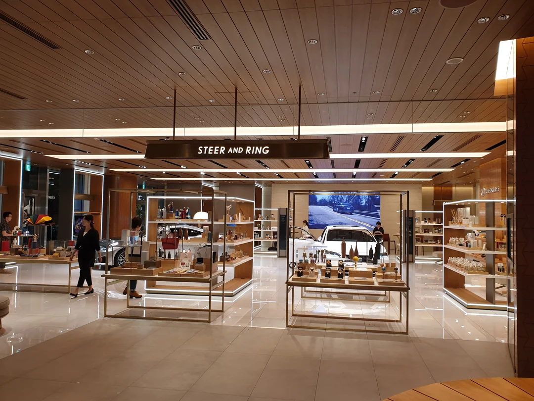 Lexus Meets is a great example of a cleverly designed space that delivers a well thought out experiential customer journey. A carefully curated premium lifestyle store, it offers boutique shopping, a showroom, simulator and cafe that are categorised in to car related themes such ‘Touch and Drive’, ’Steer and Ring’ and ‘The Spindle’