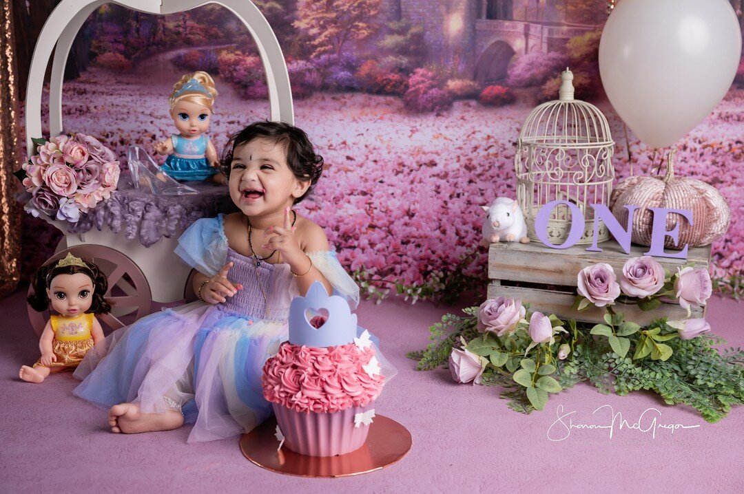 This little princess was such a shy little bub when I first met her.  But I haven't met a baby yet that I haven't been able to win over, and it wasn't long before she was giving cheeky, huge smiles. 

This is from one of my Darwin studio cake smash s