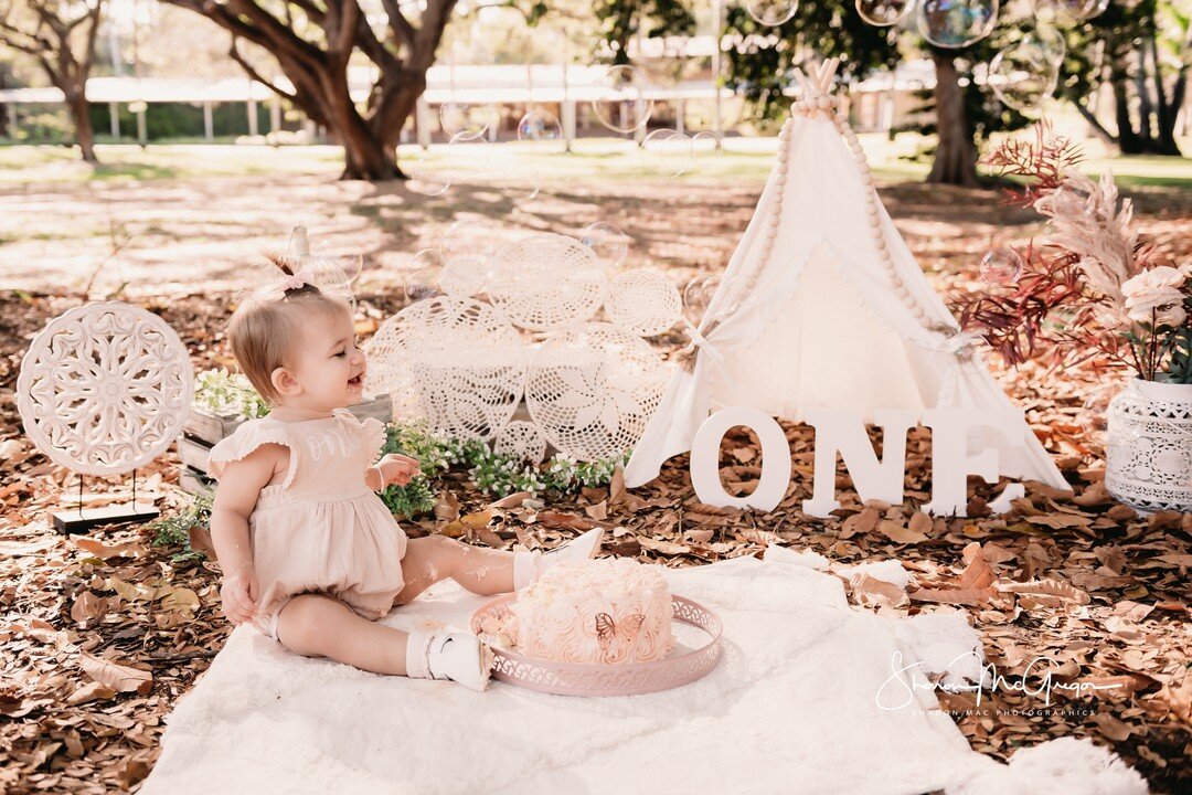 Happy birthday to this beautiful little girl, Avani, who turns one today.  She celebrated turning one with an boho themed outdoor family cake smash session.

Such a little darling!

Sharon Mac Photographics | Brisbane and Darwin Wedding, Maternity, N