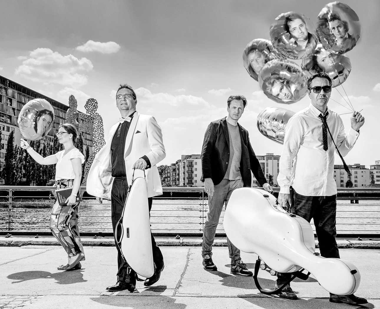 Kuss-Quartett-with-Beethoven's-Balloon.jpg