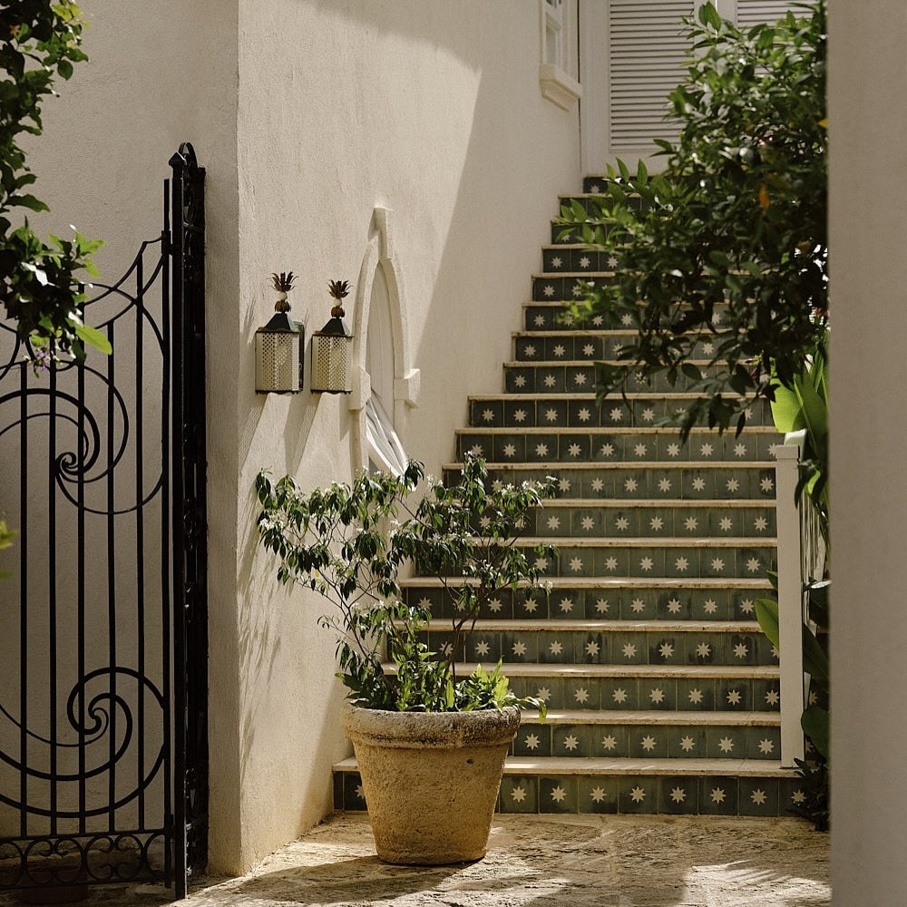 @Bertandmay has partnered with @cobblerscovehotel, the iconic luxury boutique hotel in Barbados, to create a bespoke tile collection that seamlessly blends classical elegance with the charm of the Caribbean. Led by Cobblers owner Sam de Teran, the go