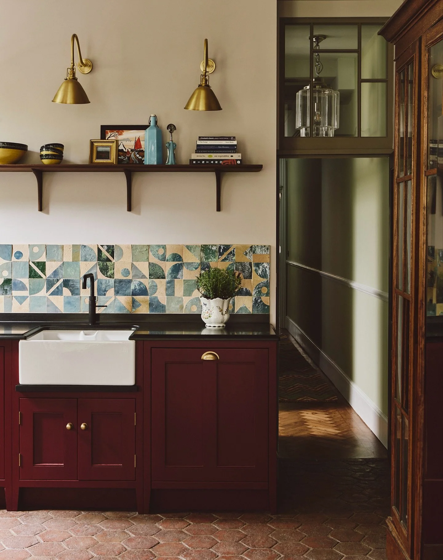 A kitchen layered with personality and quiet drama at Ruth Corbett&rsquo;s North London home, where she worked with Dominic Myland, CEO of @mylands_london to introduce bold colour.

The warm pink of Rose Theatre&trade;️ No.249 envelops the walls an
