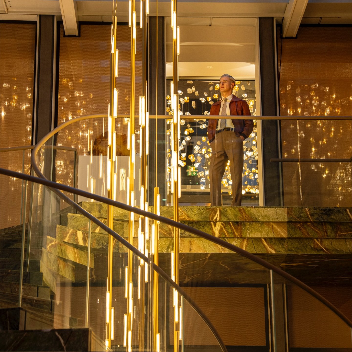 @leebroom unveils a captivating new light sculpture at Mandarin Oriental Mayfair&nbsp;@mo_mayfair in collaboration with @mayfairdesigndistrict&nbsp;to kick off the festive season. Suspended within the hotel&rsquo;s renowned marble staircase, the besp
