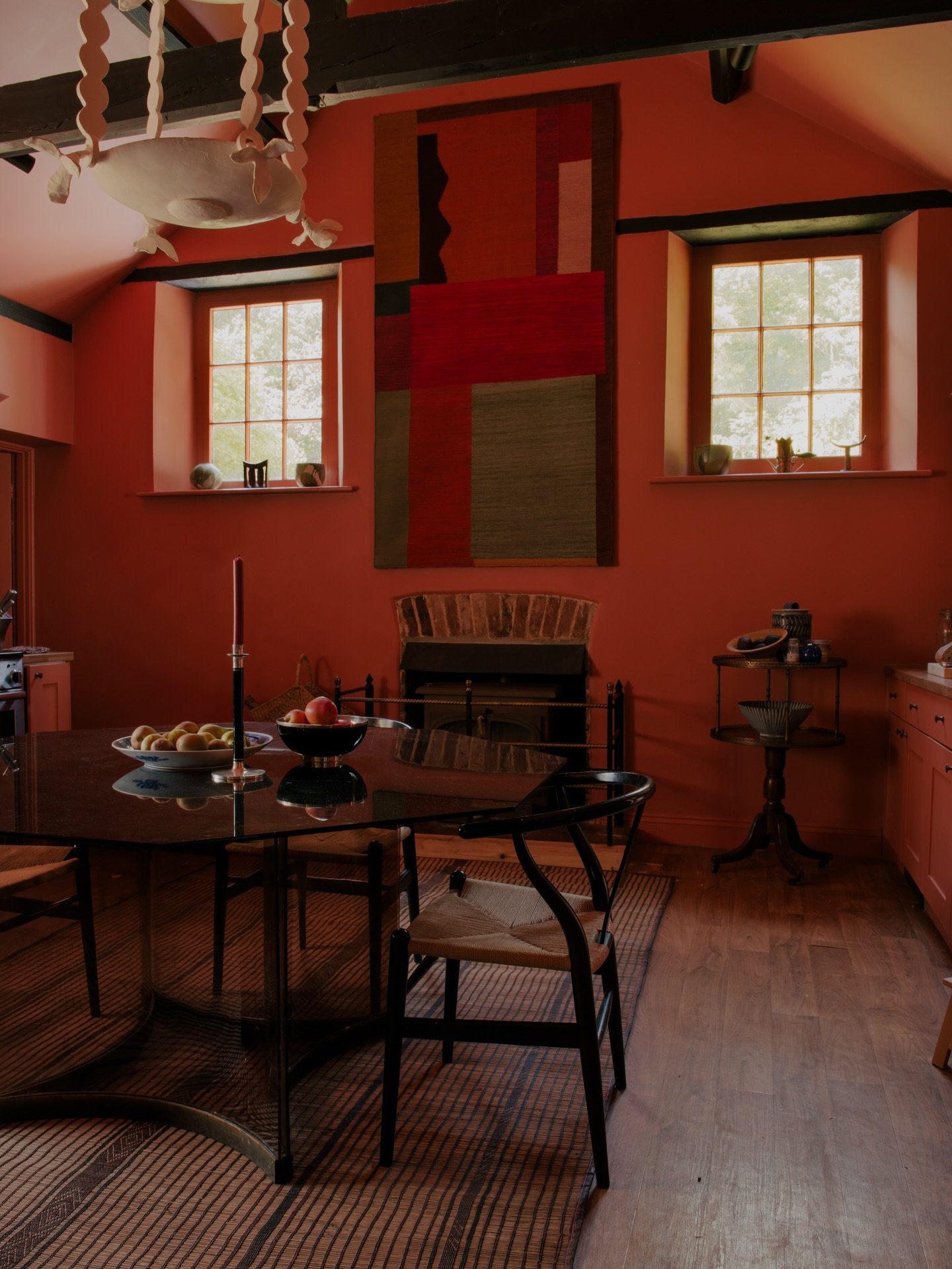 When celebrated artist and designer @sussycazalet moved from London to a cosy cottage in Norfolk, she turned to @mylands_london, Britain&rsquo;s oldest family-run paint manufacturer, to transform it with rich, bespoke terracotta hues.

Swipe to see