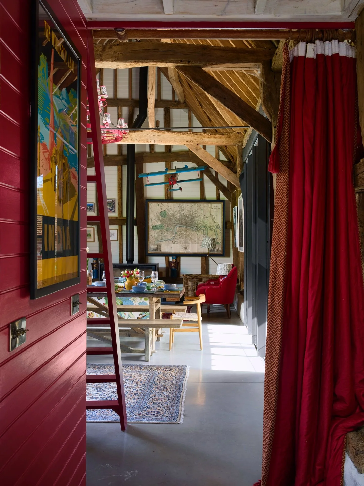 @yellowlondon.id challenges the notion of what a party barn can be like with this sophisticated conversion in Oxfordshire. The barn was specifically designed for entertaining &ndash; somewhere the clients can gather extended family at Christmas, reti