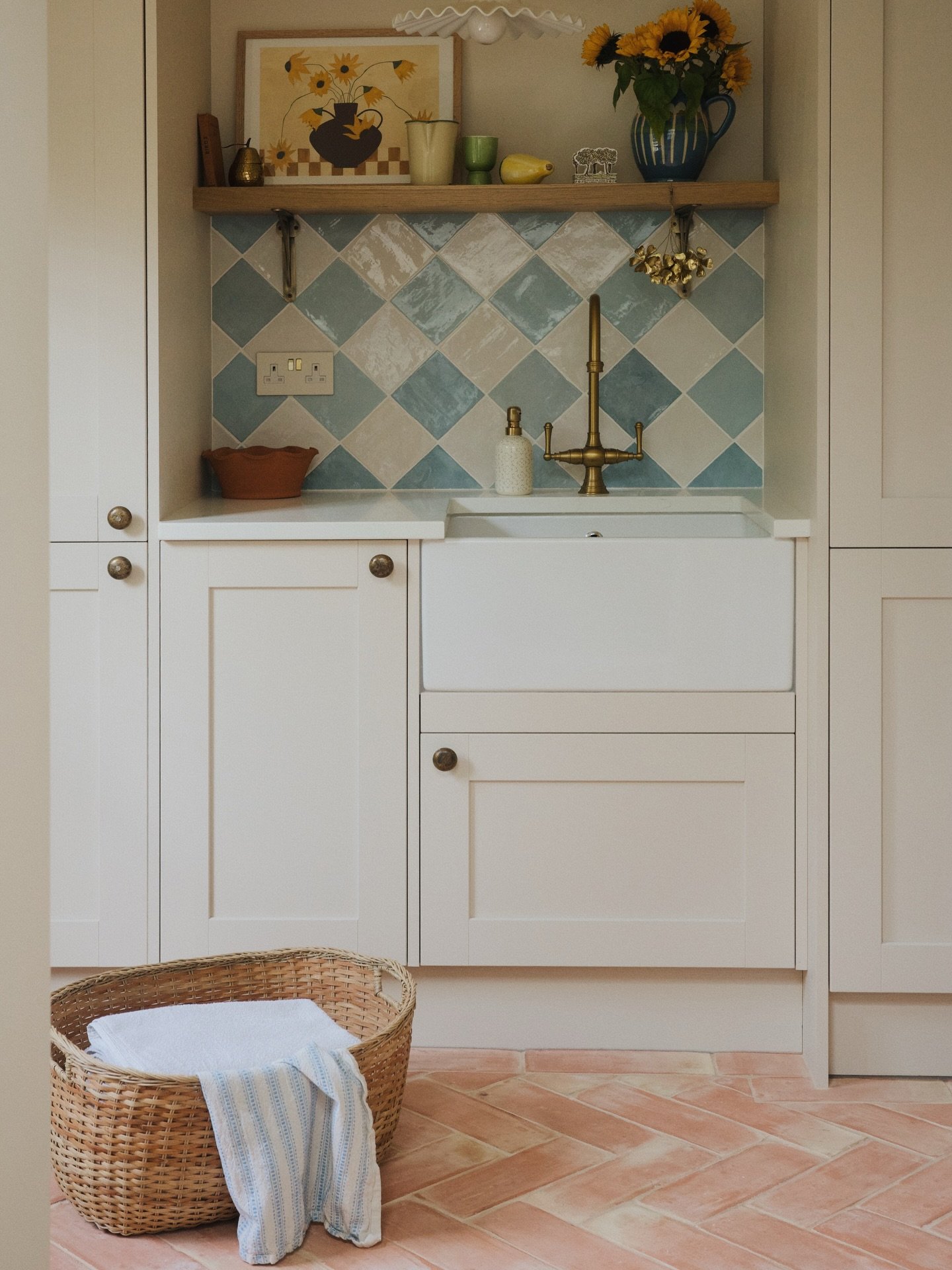 A peak inside @livpurvis&rsquo; utility room, where @firedearthuk&rsquo;s Handmade Terracotta tiles bring warmth and character to the space. 

Made from natural clay and fired to achieve their rich, earthy tones, terracotta tiles have a long histor