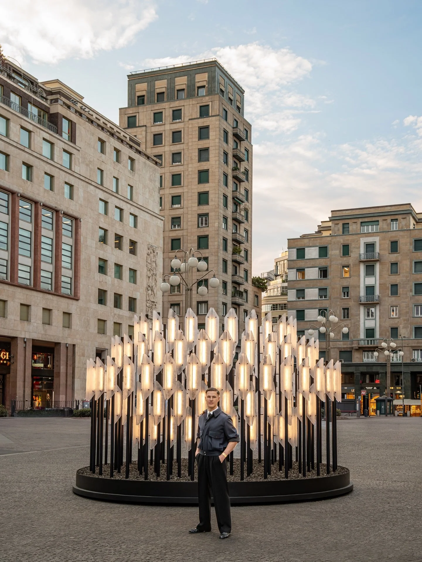 @leebroom unveils BEACON at Milan Design Week 2026. Designed by Lee Broom and produced by BROKIS, the monumental lighting installation is now on display at Piazza San Babila.
 
20 - 26 April
 
@brokislighting
@brokisglass
@dddesign.milan
 
#beacon #m