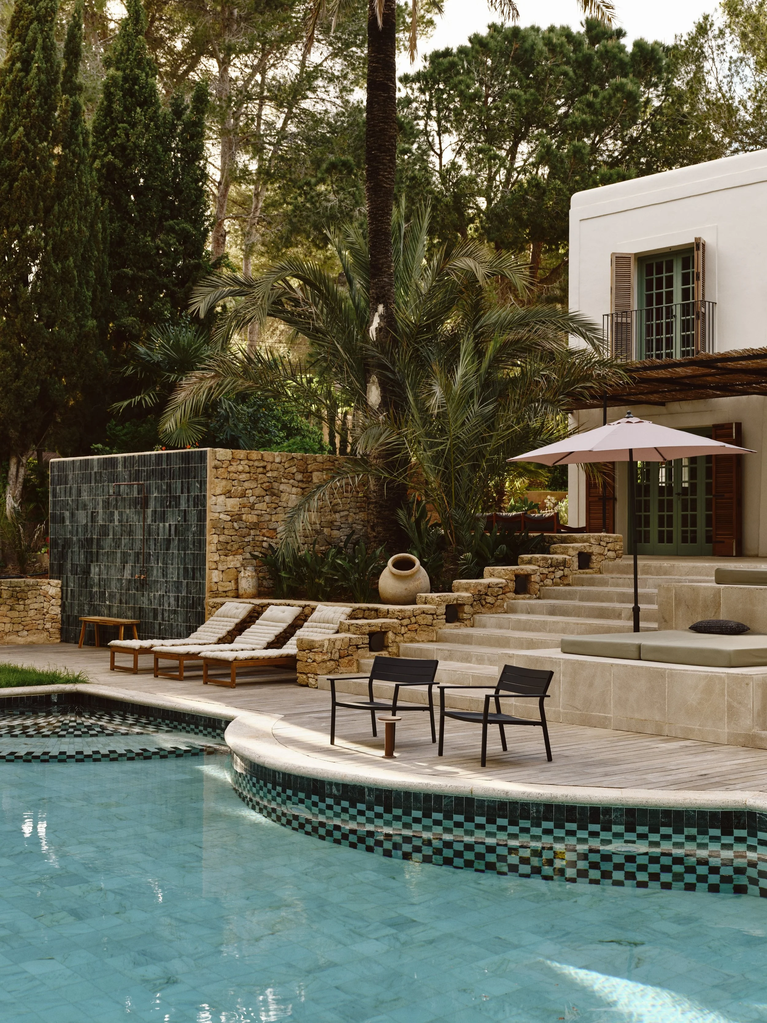 A setting one can only dream of during a UK heatwave. Can Linda, the beautiful 1970s Ibizan villa transformed by owner, architect and designer @kt_design_london, blends nostalgia and craftsmanship with @bertandmay tiles creating signature accents ins