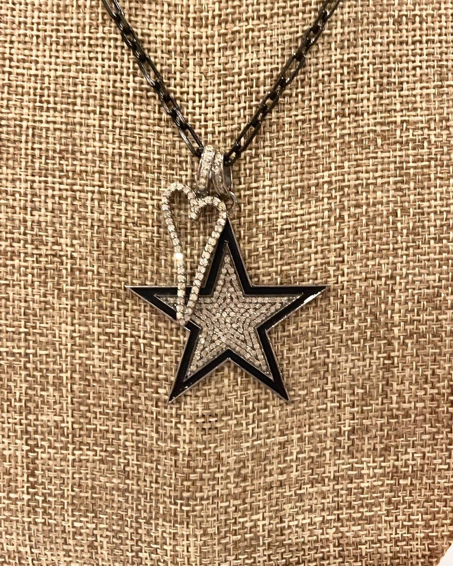 🖤🤍Monochrome State of Mind 🖤🤍 
.
.
.
.
.
.
.
#monochrome #black #white #diamond #star #heart #enamel #fewofmyfavouritethings❤️