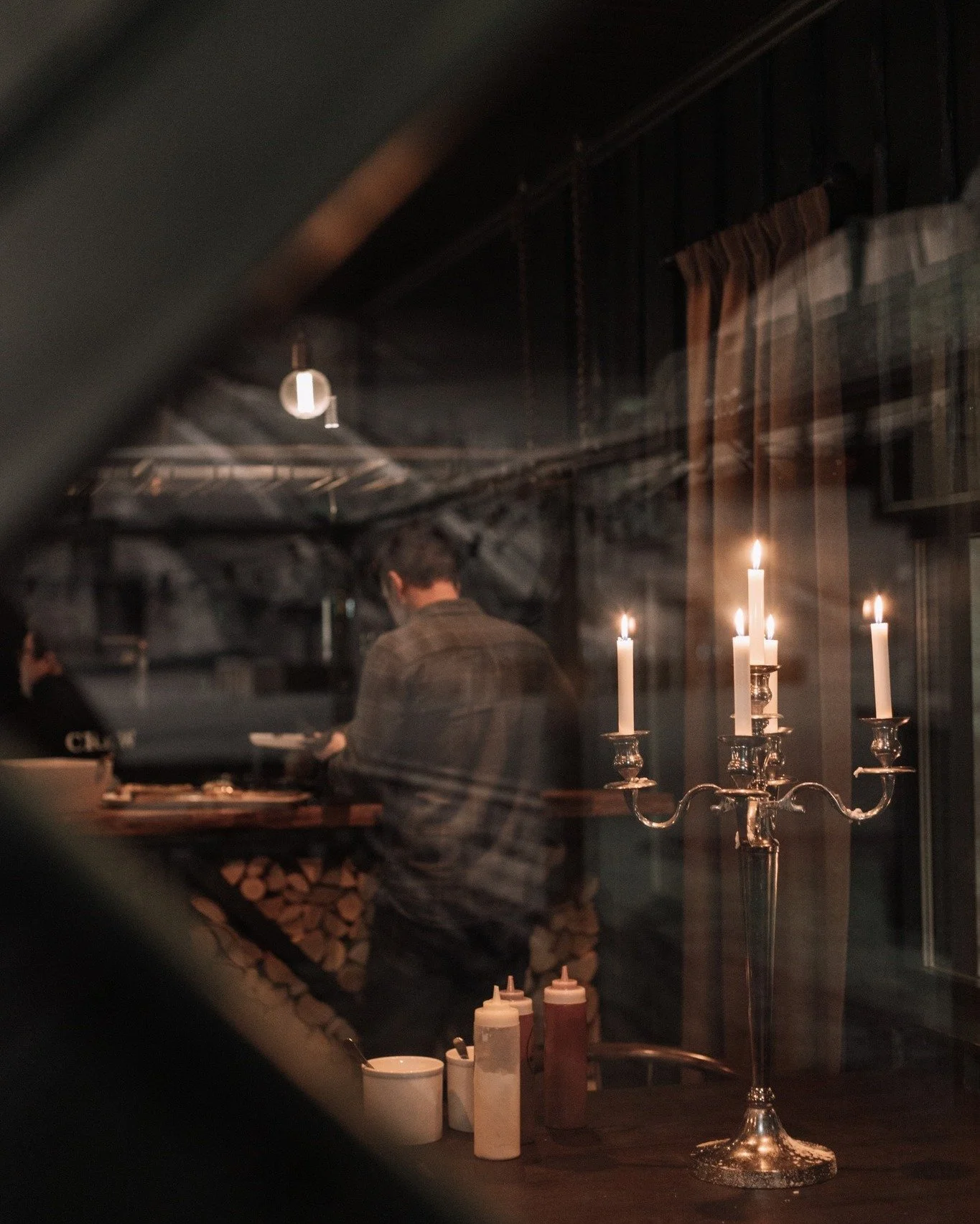 Vem l&auml;ngtar inte efter kv&auml;llarna p&aring; Jack&rsquo;s BBQ Shack?! 🔥
Restaurangen har &ouml;ppet dagtid och utvalda kv&auml;llar under vintern, och maten d&auml;r nere i backen? Den kan liksom inte beskrivas, den m&aring;ste upplevas. Punk