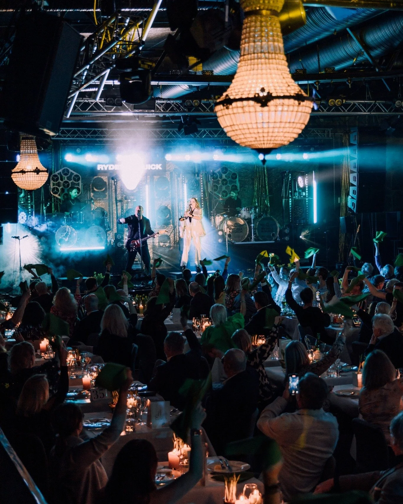 Vissa kv&auml;llar kr&auml;ver n&aring;got alldeles extra, och ny&aring;r p&aring; H&ouml;gis &auml;r precis det. Vi pratar sup&eacute;, show, champagne och en st&auml;mning som ligger kvar i luften l&aring;ngt in p&aring; det nya &aring;ret. Sj&auml