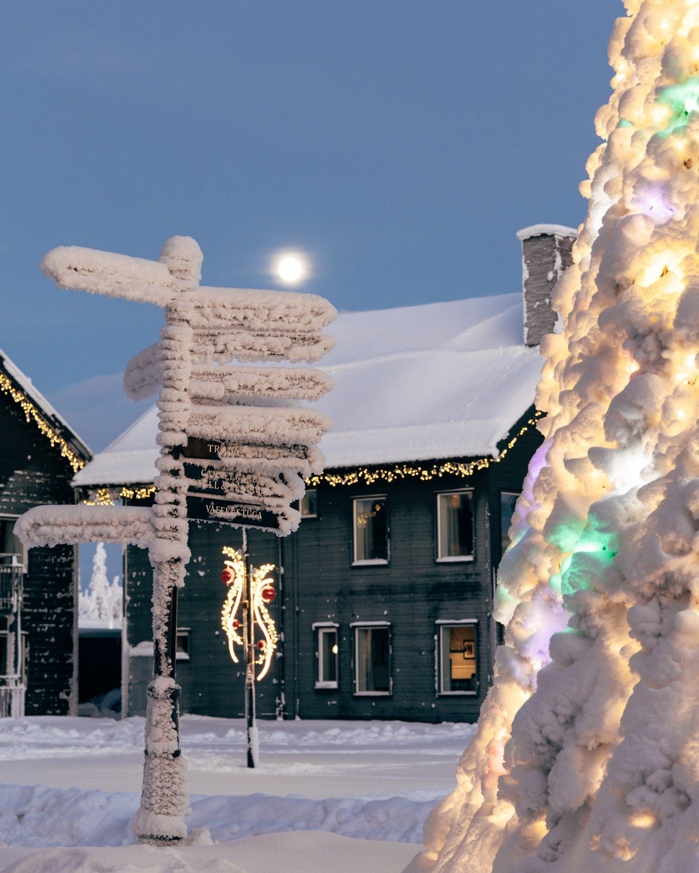 Det finns n&aring;got magiskt med att vakna p&aring; H&ouml;gis i december, ett l&auml;tt sn&ouml;t&auml;cke utanf&ouml;r f&ouml;nstret, doften av varm gl&ouml;gg sprider sig i huset och en f&ouml;rv&auml;ntan ligger i luften. Denna jul g&ouml;r vi d