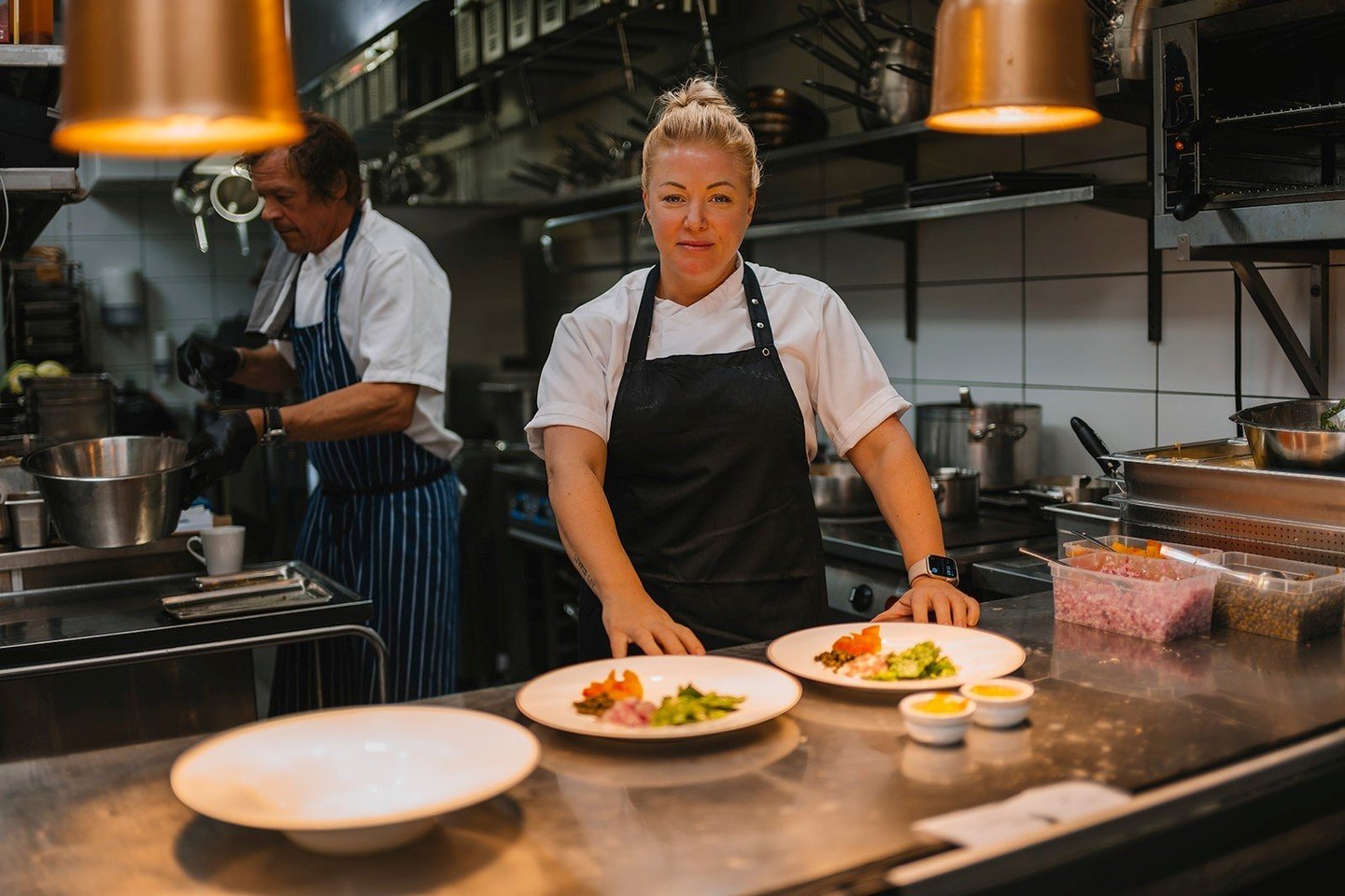 18 och 19 februari g&auml;stas Onkel Jean av Isabell &ldquo;Bella&rdquo; Seger.

Isabell har en imponerande meritlista med erfarenheter fr&aring;n bland annat Dahlbergs och Clarion i Norge. Hon har &auml;ven drivit den egna krogen Fridas innan hon &o