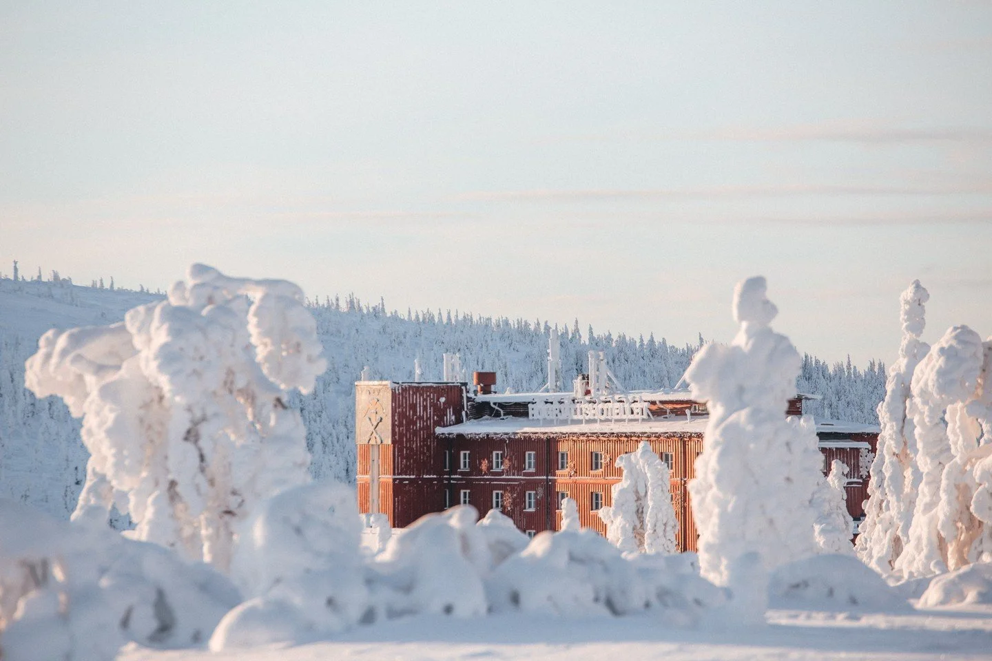 Det &auml;r inte f&ouml;r sent att byta julstress mot ett vackert pyntat hotell mitt i fj&auml;llen ❤️ 
T&auml;nk dig en l&aring;ng mysig frukost, skid&aring;kning, mys framf&ouml;r brasan och ett uppdukat julbord p&aring; kv&auml;llen - L&aring;ter 
