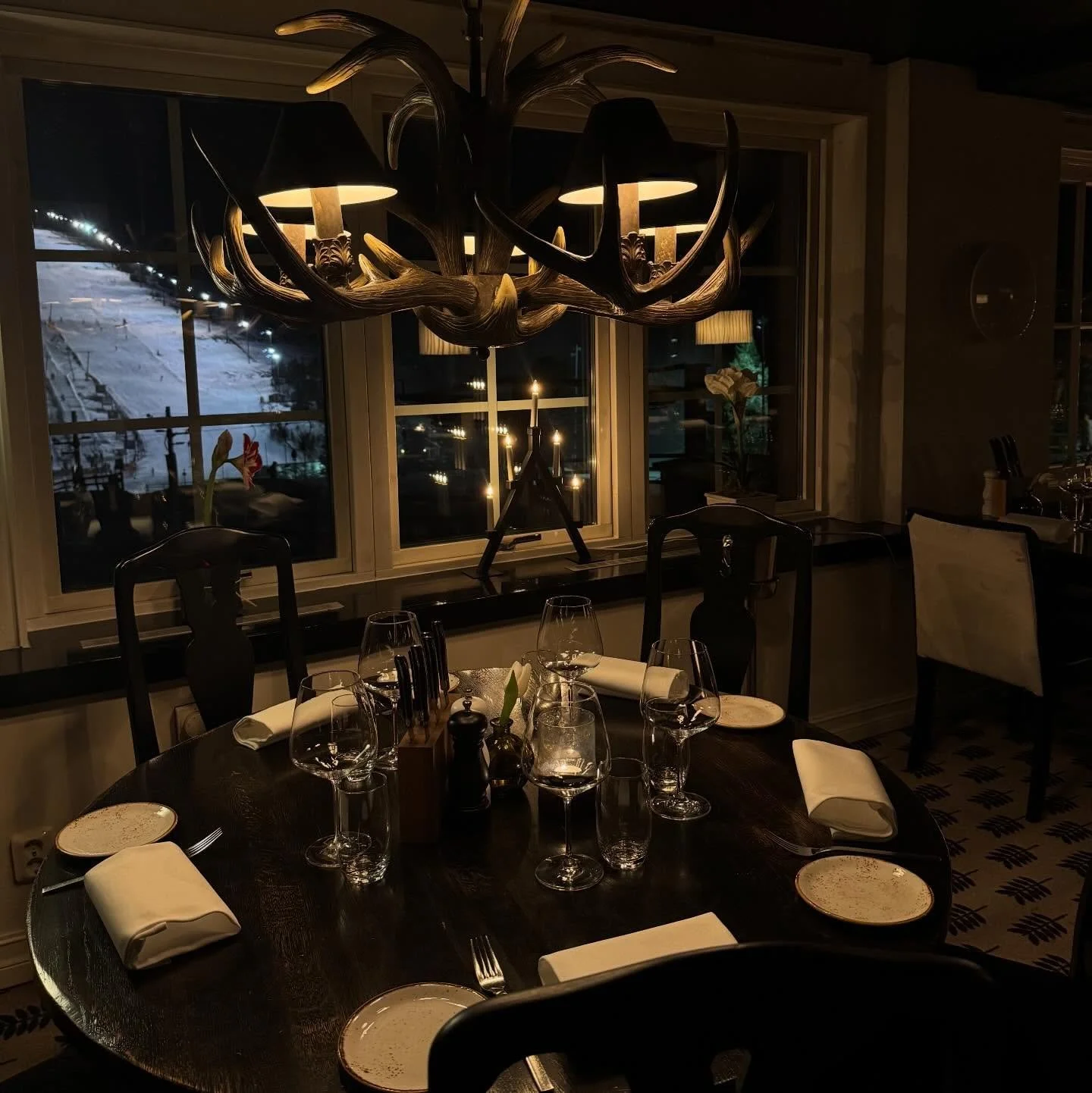 UTE I SISTA MINUTEN? Vi har bord kvar inf&ouml;r ny&aring;r i b&aring;de Onkel och TB Grillroom🥂 Boka genom bord@hogis.se eller ring 0280-87200 🥂 V&auml;lkomna!