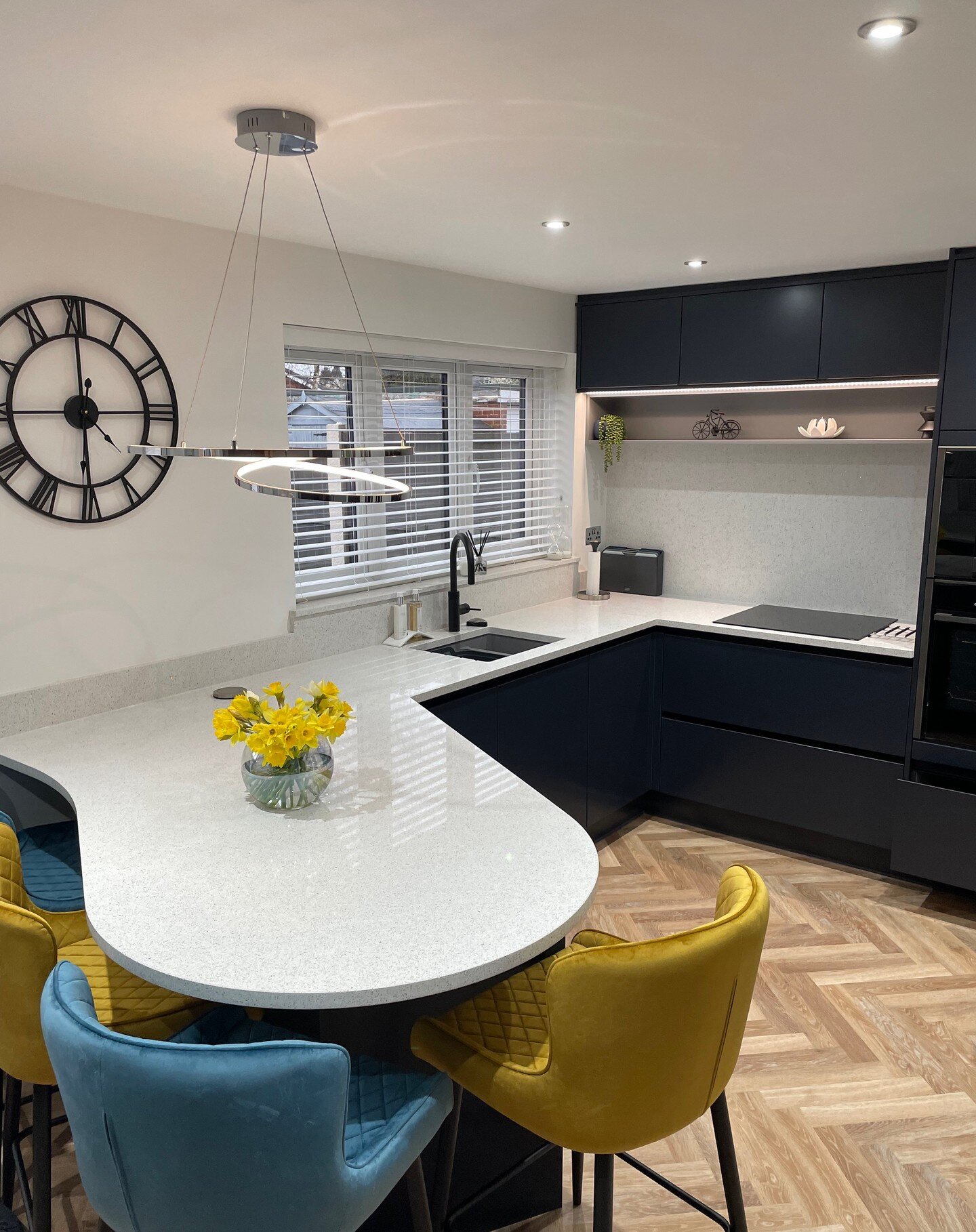 Stunning Linear kitchen in Indigo just completed. This kitchen also features a Black @quookeruk Flex tap, @neffhomeuk Collection Appliances in Graphite and Pale Limed Oak @karndean_uk herringbone Flooring. Get in touch with us to see how we could tra