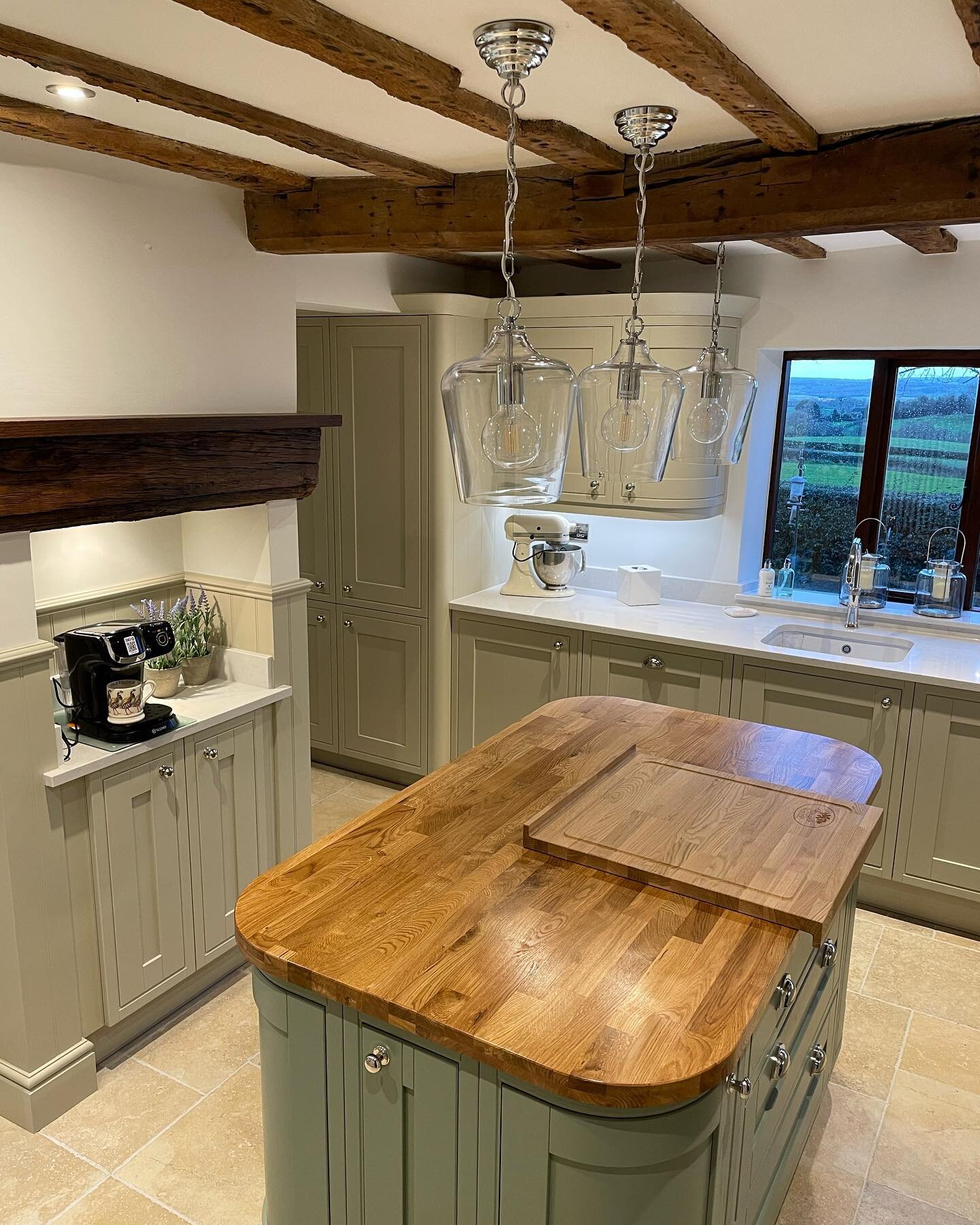 Our final kitchen installation of 2022 is now complete! 
This is the stunning Helmsley range from @lauraashleyfittedfurniture and is finished here in Sage with an Atlantic Green island. 
Complete with a Nickel tap from @quookeruk, floor tiles from @c